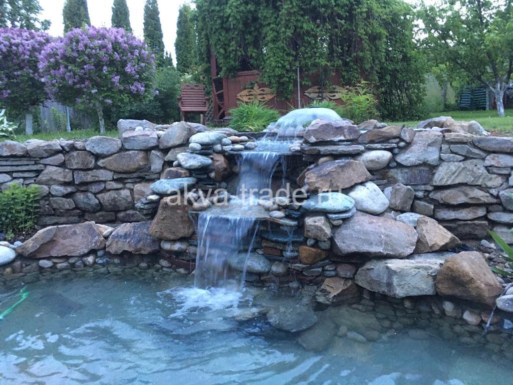 Водоем с мостиком