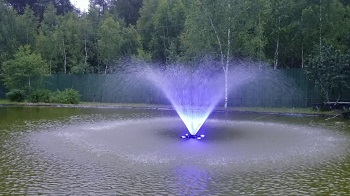 картинка Плавающий фонтан аэратор HP 100K Pondtech с Белой LED подсветкой от магазина Аква Трейд